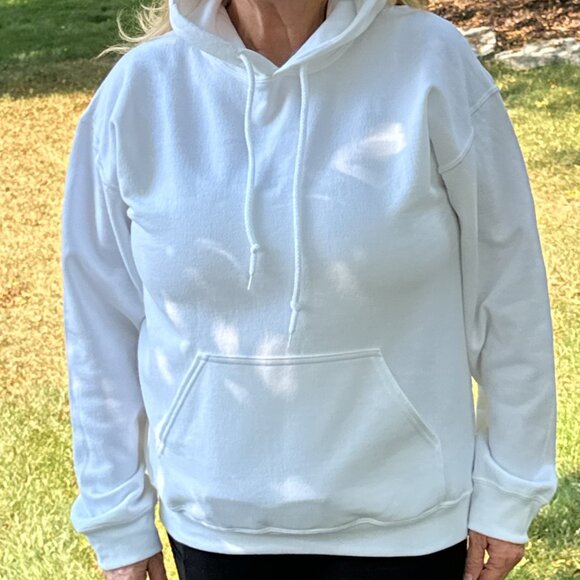 New Gildan Heavy Blend White Hooded Sweatshirt with Kangaroo Pockets - Picture 2 of 8